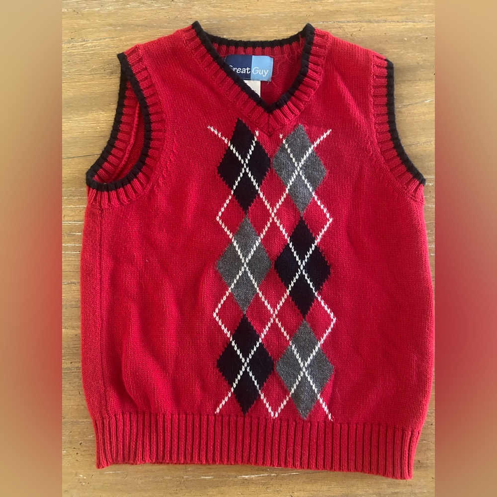 FREE GIFT WRAPPING!
NWOT Boys Red Argyle Sweater Vest